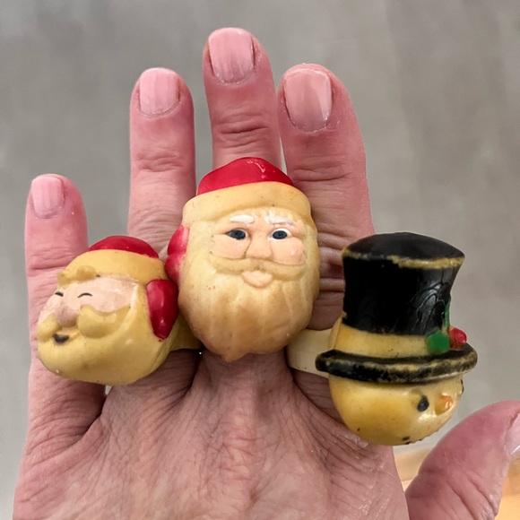 Three vintage looking holiday rings, made of rubber - Picture 1 of 13